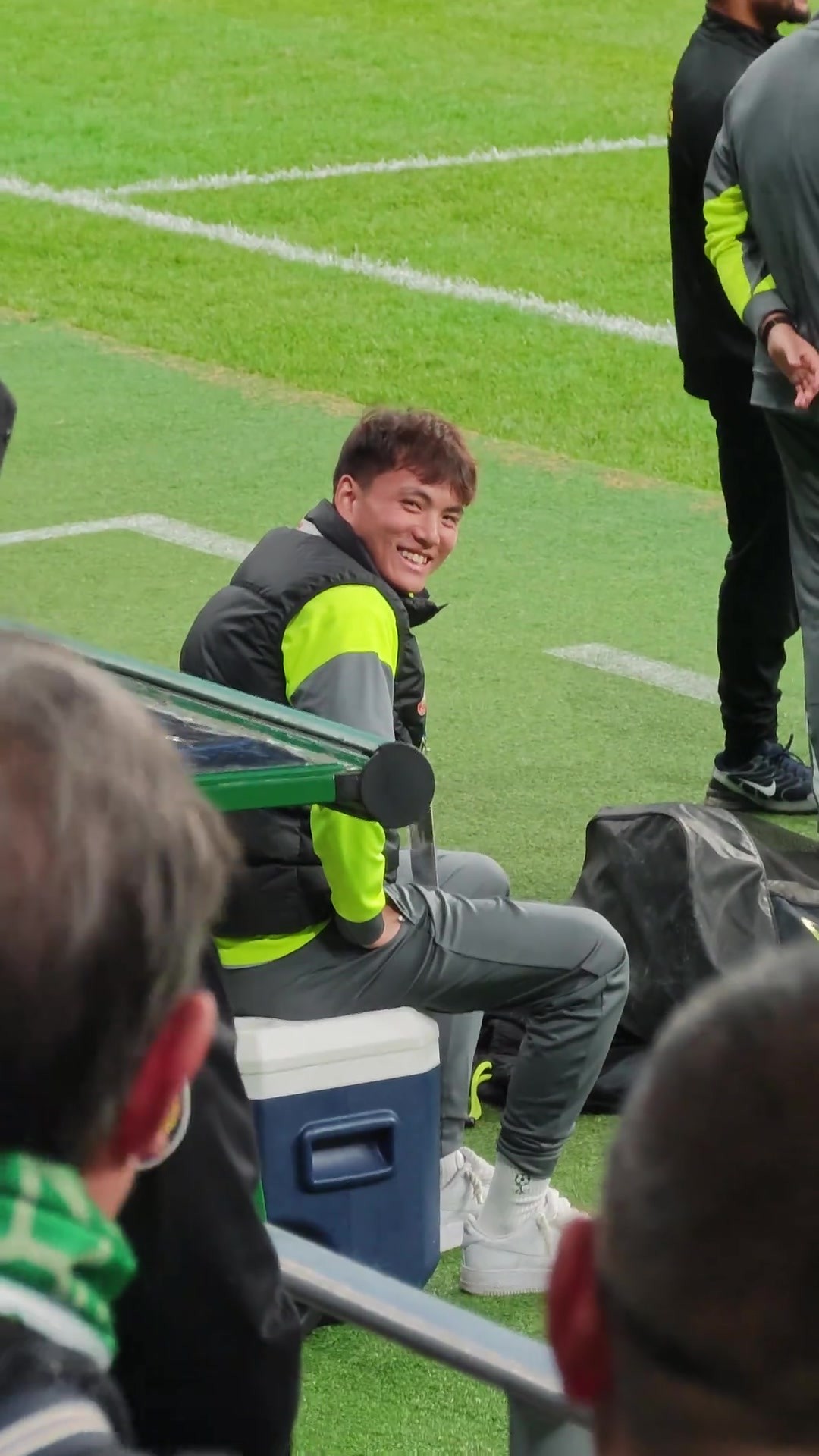 说了啥？没上场的李昊被场边国安球迷大爷逗笑😂